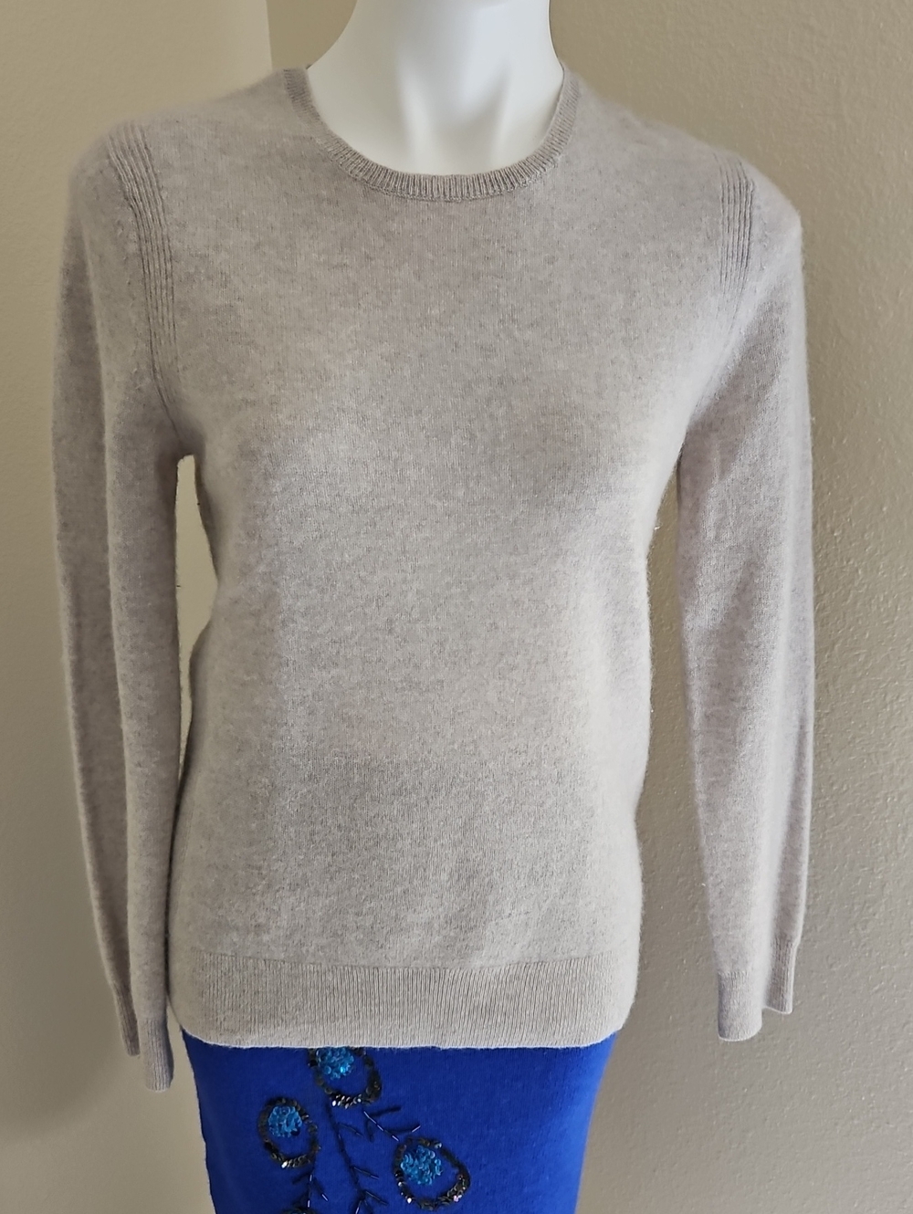SAKS CASHMERE PALE GRAY CREW NECK SWEATER MEDIUM
